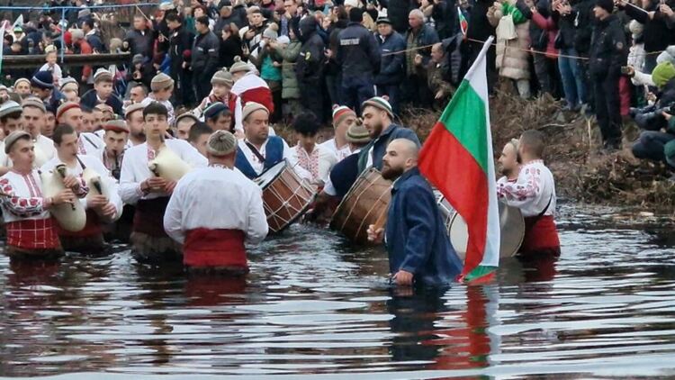 Първи за кръста в ледените води на Йордановден скочиха в Шипка