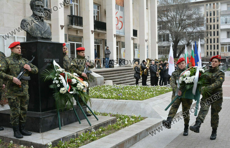 Хасково се преклони пред героизма на Христо Ботев за 176 г. от рождението му