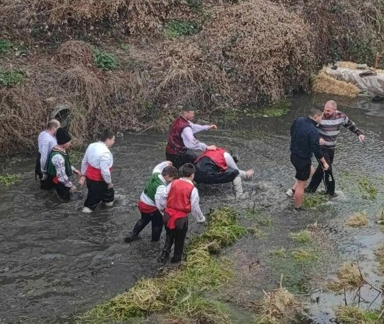Софиянец извади кръста от река Каялийка в Искра