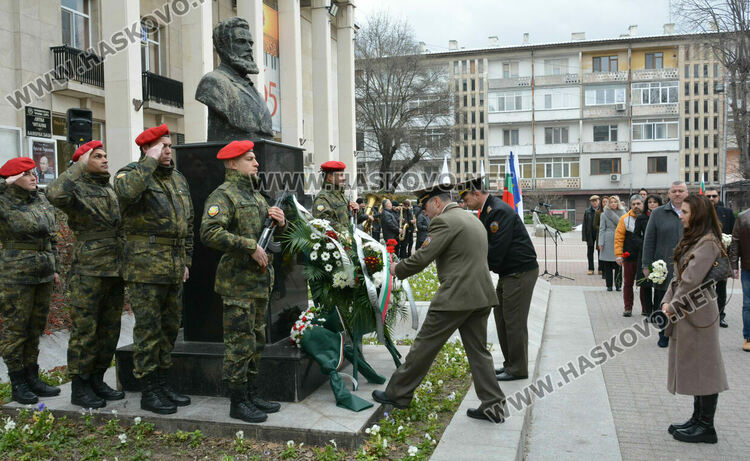 Хасково се преклони пред героизма на Христо Ботев за 176 г. от рождението му