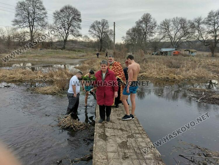 Георги Зенопян хвана кръста на Богоявление в Клокотница
