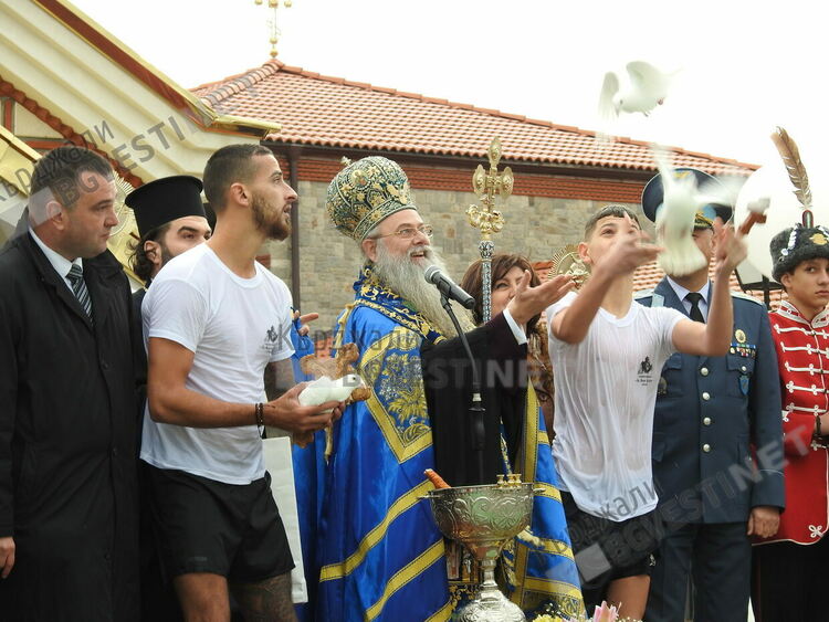 Георги Георгиев и Андрей Стоянов хванаха кръстовете на Богоявление в Кърджали, митрополит Николай освети бойните знамена