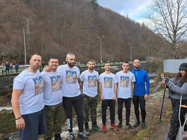 40-годишният Иван Бялков спаси кръста от водите на река Черна в Смолян /галерия/