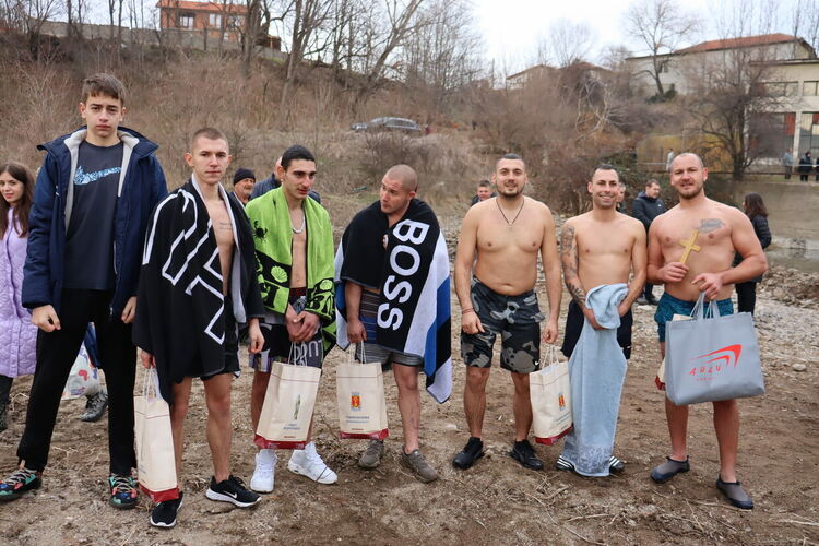 Тихомир Стефанов извади кръста от реката в Гарваново