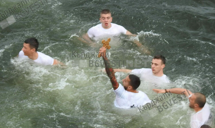 Георги Георгиев и Андрей Стоянов хванаха кръстовете на Богоявление в Кърджали, митрополит Николай освети бойните знамена