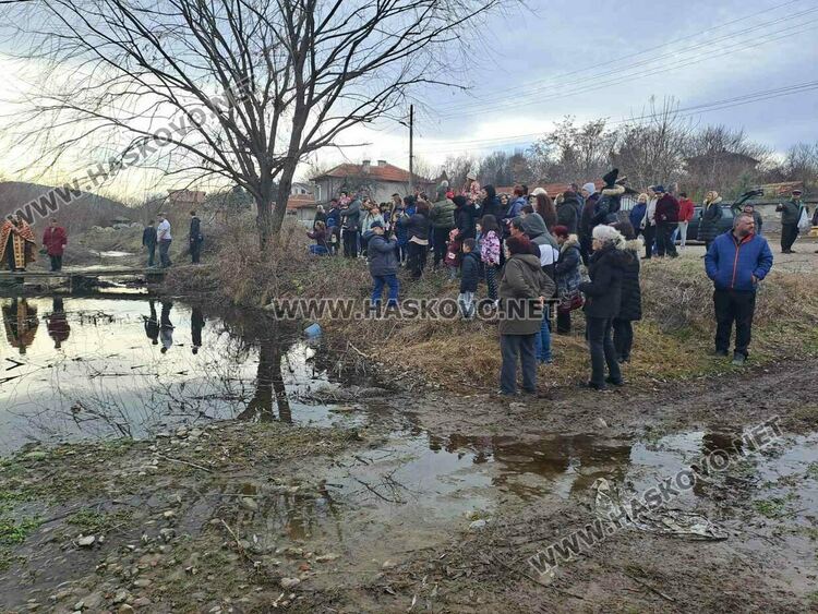 Георги Зенопян хвана кръста на Богоявление в Клокотница