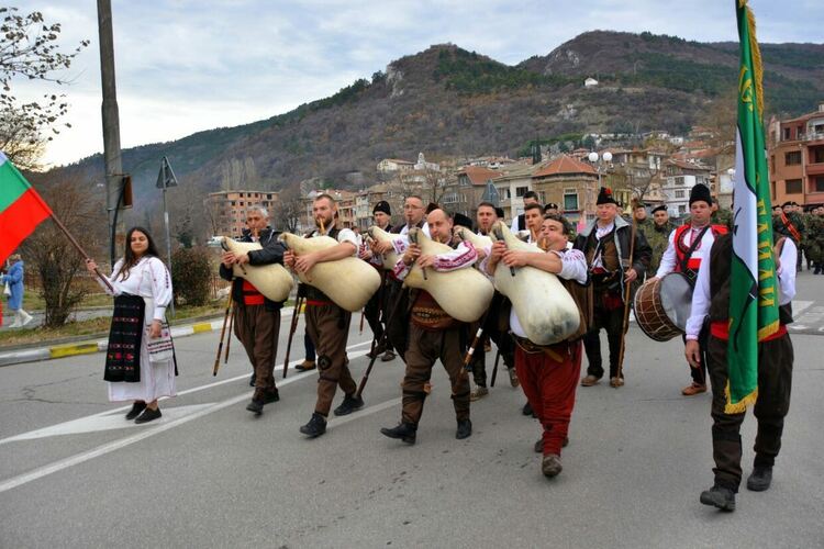 Мартин Пеев отново "спаси" кръста в Асеновград 