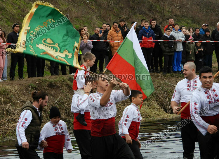 Футболистът Иван Милев спаси Богоявленския кръст в Харманли