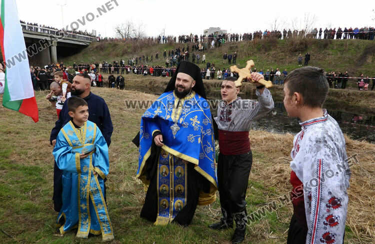Футболистът Иван Милев спаси Богоявленския кръст в Харманли