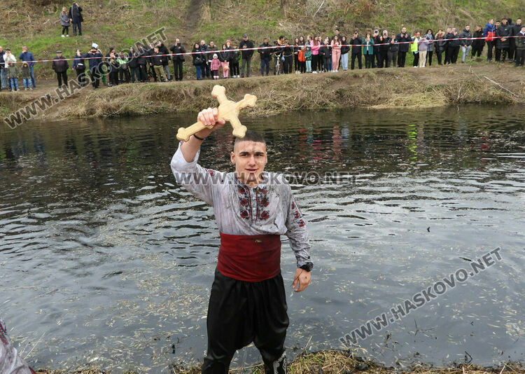 Футболистът Иван Милев спаси Богоявленския кръст в Харманли
