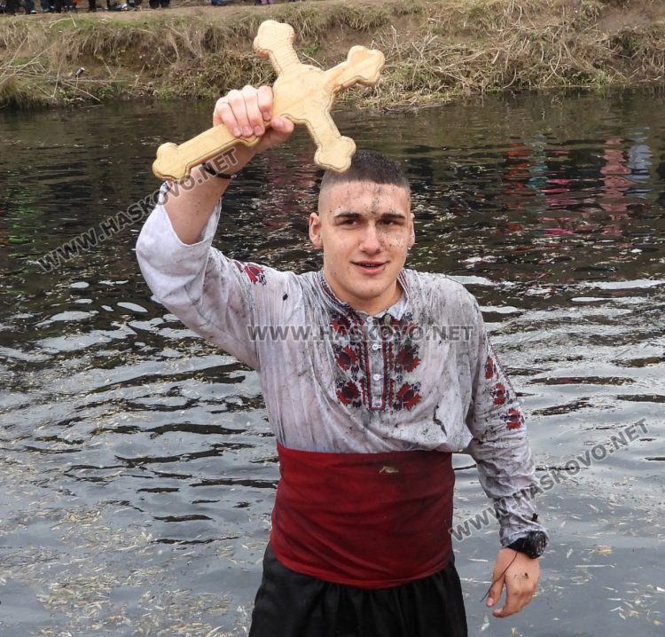 Футболистът Иван Милев спаси Богоявленския кръст в Харманли