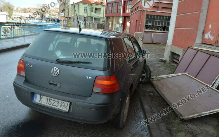 Водач на Голф разби огражденията до театъра в Хасково