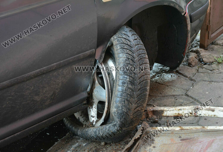 Водач на Голф разби огражденията до театъра в Хасково