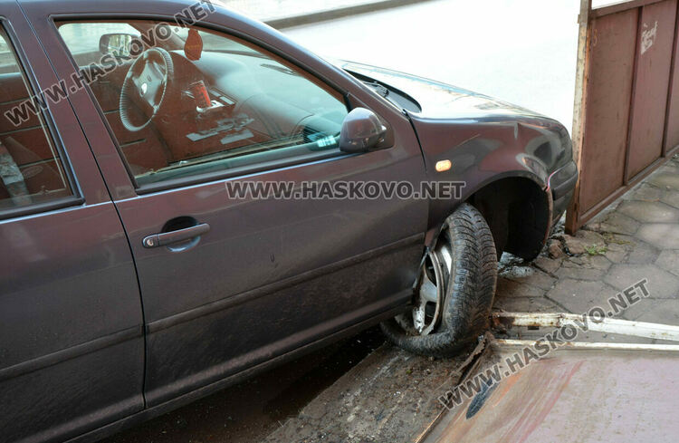 Водач на Голф разби огражденията до театъра в Хасково
