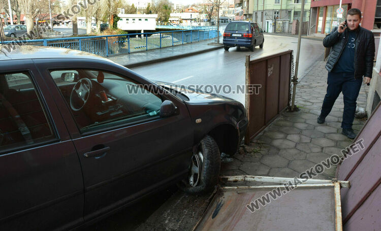 Водач на Голф разби огражденията до театъра в Хасково