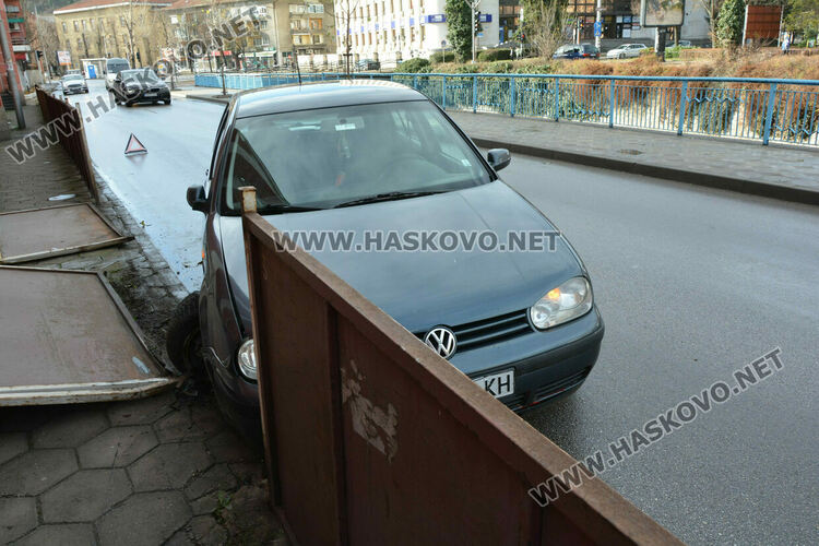 Водач на Голф разби огражденията до театъра в Хасково