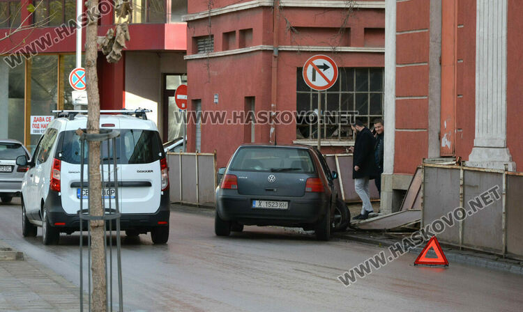 Водач на Голф разби огражденията до театъра в Хасково