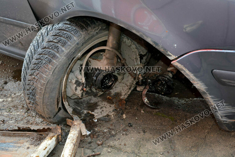 Водач на Голф разби огражденията до театъра в Хасково