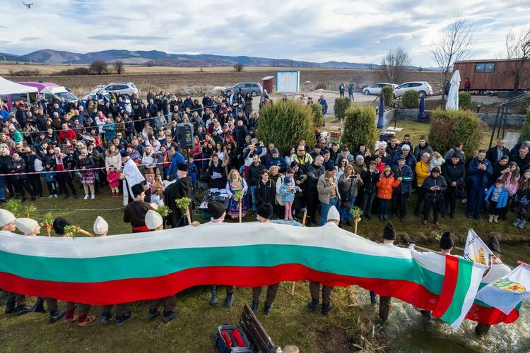 Кметът на община Радомир поведе мъжкото хоро във водите на яз. Върбица по случай Йордановден