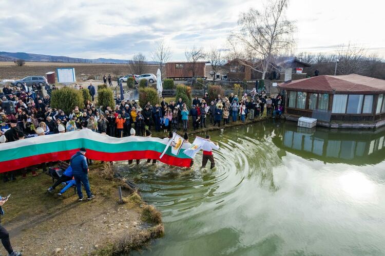 Кметът на община Радомир поведе мъжкото хоро във водите на яз. Върбица по случай Йордановден