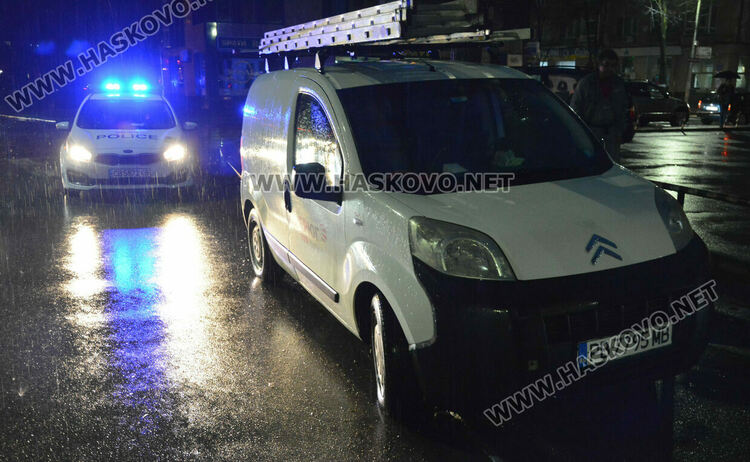 Кола на EVN блъсна пешеходка в центъра на Хасково