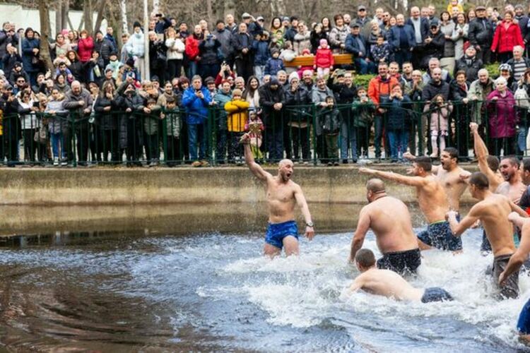23-годишният Иван Налбантов извади богоявленския кръст от водите на езерото в градския парк