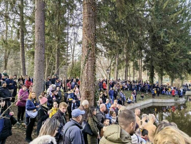 23-годишният Иван Налбантов извади богоявленския кръст от водите на езерото в градския парк