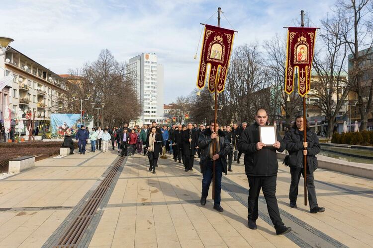 23-годишният Иван Налбантов извади богоявленския кръст от водите на езерото в градския парк