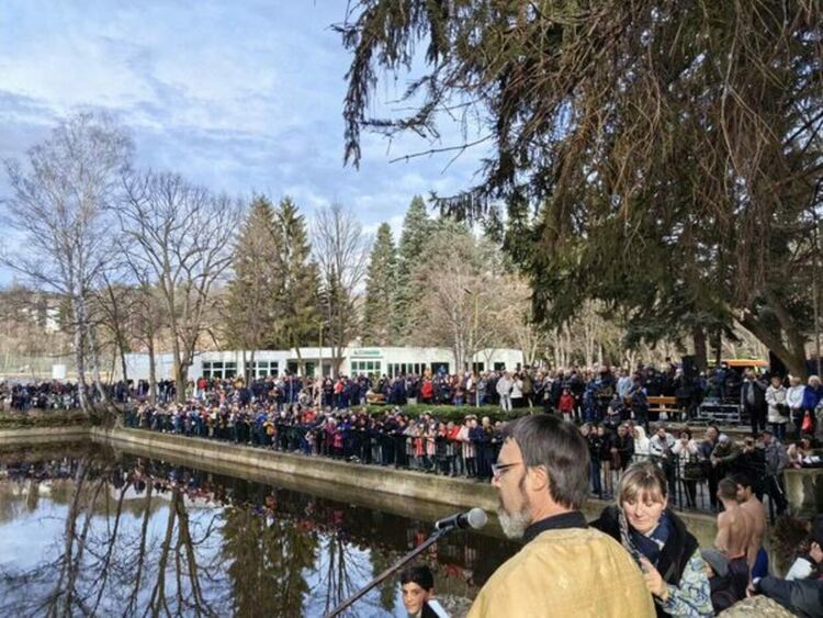 23-годишният Иван Налбантов извади богоявленския кръст от водите на езерото в градския парк