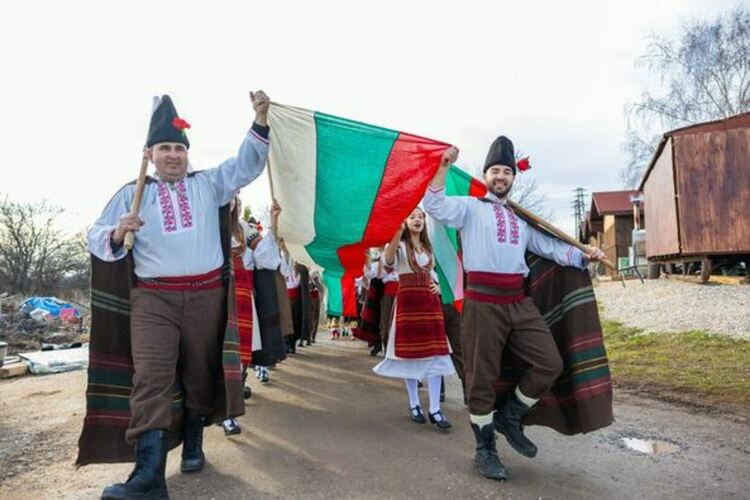 Кметът на община Радомир поведе мъжкото хоро във водите на яз. Върбица по случай Йордановден