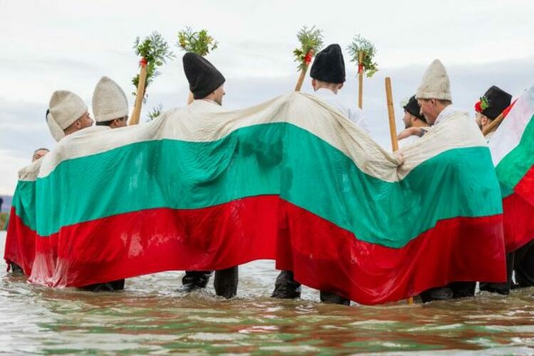 Кметът на община Радомир поведе мъжкото хоро във водите на яз. Върбица по случай Йордановден