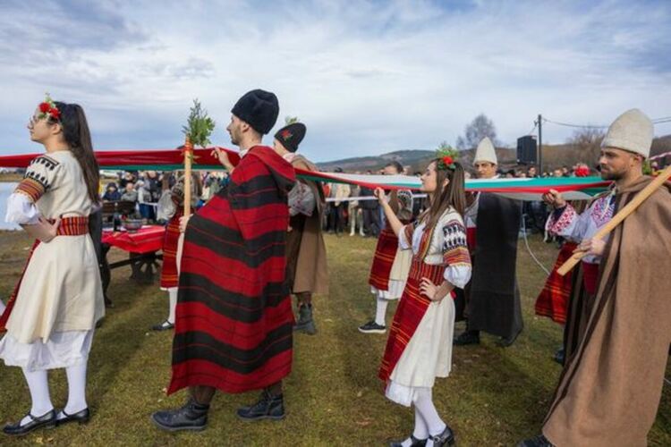 Кметът на община Радомир поведе мъжкото хоро във водите на яз. Върбица по случай Йордановден