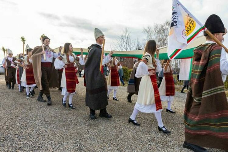 Кметът на община Радомир поведе мъжкото хоро във водите на яз. Върбица по случай Йордановден