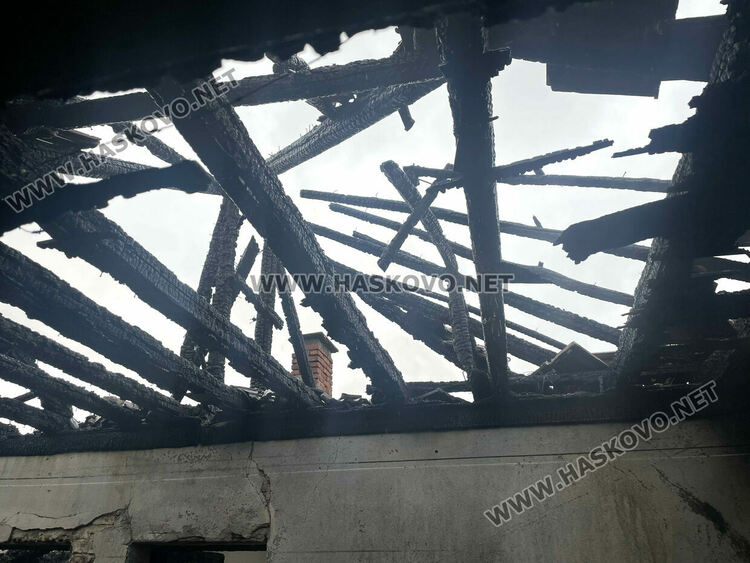 Семейство с три деца остана без дом след пожар