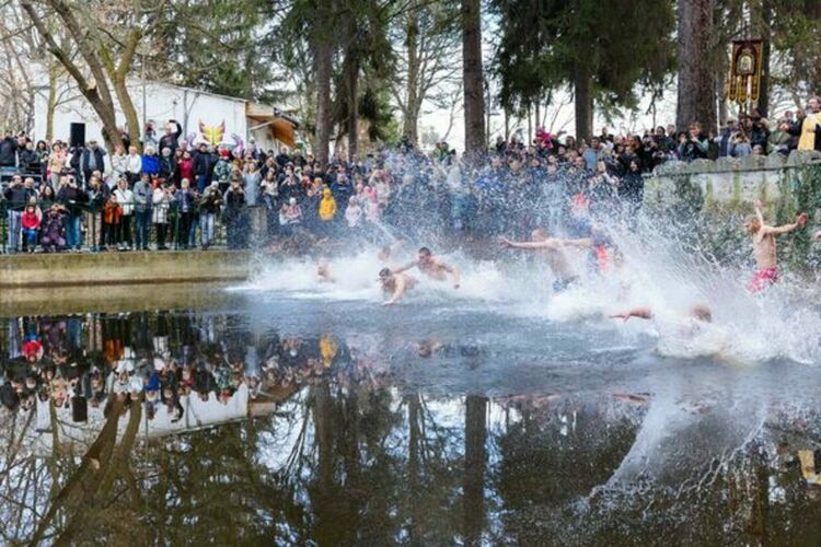 23-годишният Иван Налбантов извади богоявленския кръст от водите на езерото в градския парк