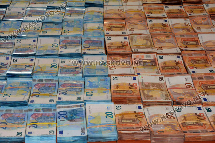 Хасковски полицаи хванаха тираджия с издирвани 22 000 евро