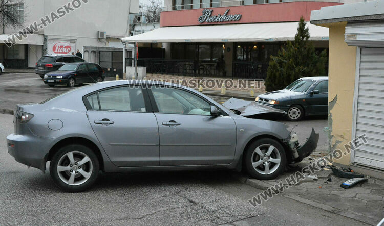 Водач на Мазда почина и се заби в гараж на улица „Дунав“