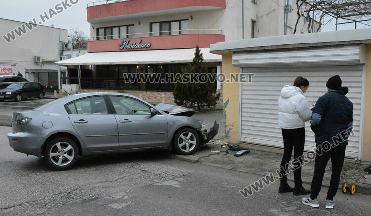 Водач на Мазда почина и се заби в гараж на улица „Дунав“