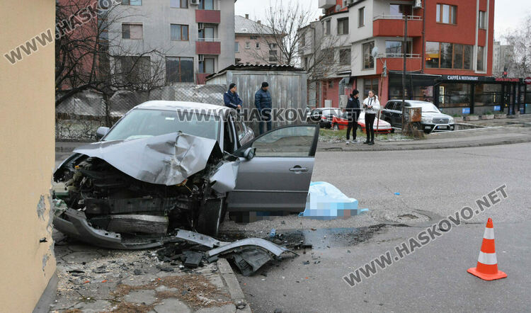 Водач на Мазда почина и се заби в гараж на улица „Дунав“