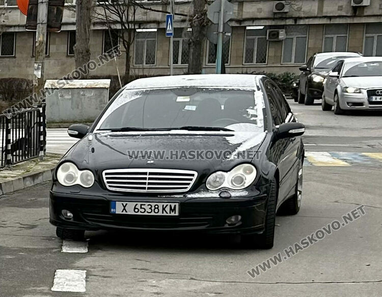 Водачка на Мерцедес се заби в Опел край „Лебеда“