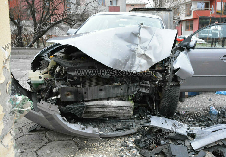 Водач на Мазда почина и се заби в гараж на улица „Дунав“