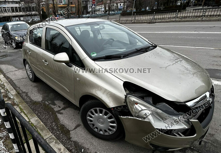 Водачка на Мерцедес се заби в Опел край „Лебеда“