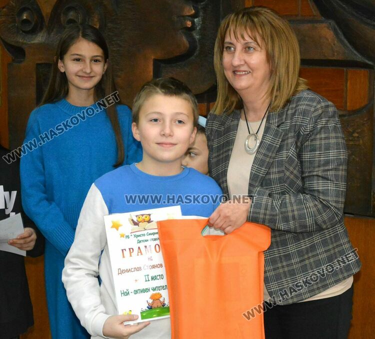 Наградиха най-активните читатели за 2023 г. в хасковската библиотека