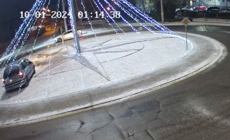 Автомобил мина през кръговото на „Раковски“ в Хасково и скъса украсата