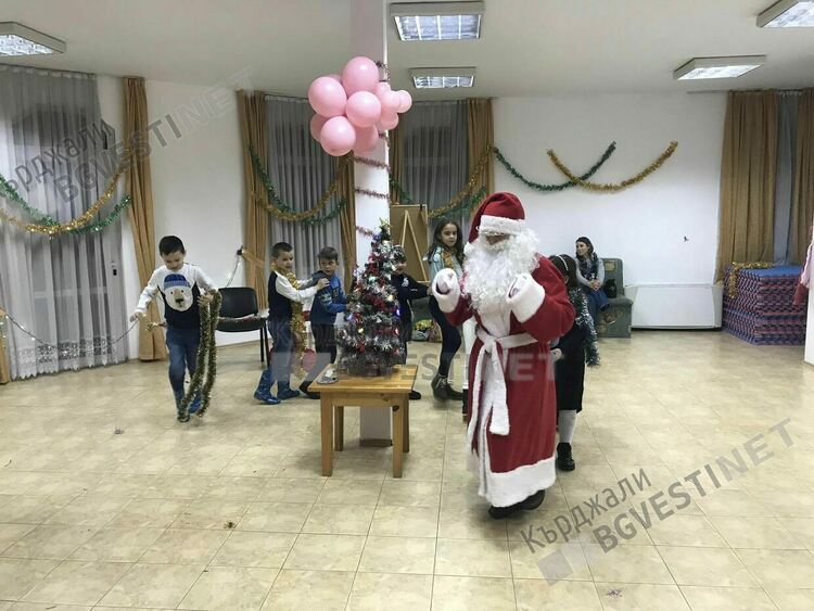 Руската общност в Кърджали поздрави децата с Рождество и Нова година.