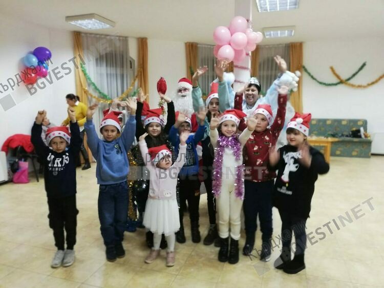 Руската общност в Кърджали поздрави децата с Рождество и Нова година.