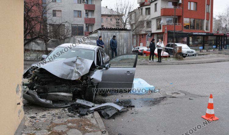 МВР: Бившият шеф на „Гражданска защита“ е починал по време на движение с Маздата