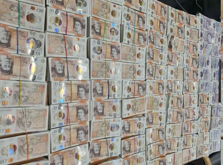 Откриха валута за близо 900 000 лв. в тир на границата