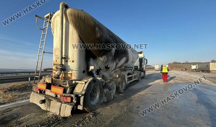 Циментовоз се запали на магистралата между Хасково и Пловдив