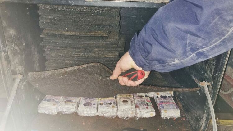 Откриха валута за близо 900 000 лв. в тир на границата